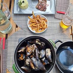 Hauptgericht: Entenbrust, Pürree, Kräuterbutter, gegrillte 😋! Muscheln, Pommes