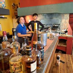 Blick in die offene Küche mit Grill (für die gegrillten Muscheln mit lecker Raucharoma ...)