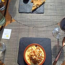 Dessert: Bananenkuchen mit Bananeneis und Baiser auf Vanillesauce (schwimmende Insel)