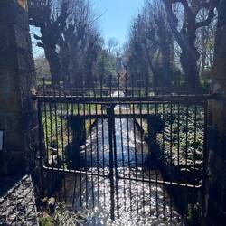 À Mauzat, de petits ruisseaux serpentent au bord des ruelles