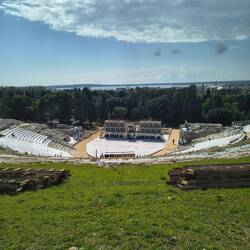 Amphitheater überbaut mit Holzbänken für Musikveranstaltungen im Sommer