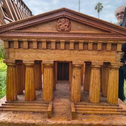 Holzmodell des Apollontempel, gebaut von einem pensionierten Polizisten
