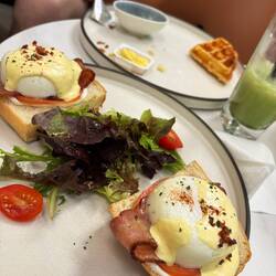 Eggs Benny