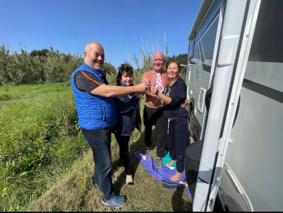 In der Früh noch schnell ein Geburtstagsschnapserl von und mit den Tirolern 😅