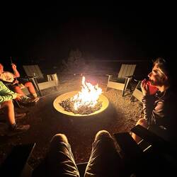 Gratis-Marshmallows am Lagerfeuer bräteln