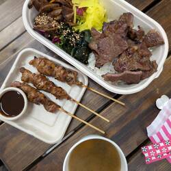 Und im Artisan Market gibt es einen Food Court, wo ich fantastisches Korean BBQ finde.