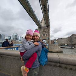 Auf der Towerbridge genießt Mann einen fantastischen Blick aufs eigene Zentrum.