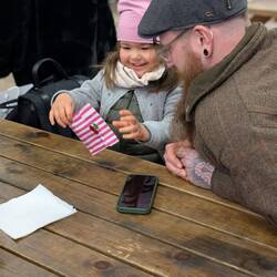 Mit Mona fachsimpelt er über Haarschmuck.