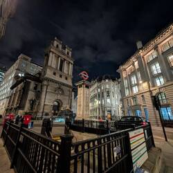 Ich laufe 4.5 km zum Pub und genieße noch mal die nächtliche Atmosphäre Londons.