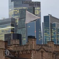Vor den uralten Bruchbuden im Hintergund eine hochmoderne Festungsanlage.
