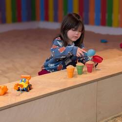 Im Innern eines Food Courts nahe der Tower Bridge finden wir einen Indoor Sandkasten.