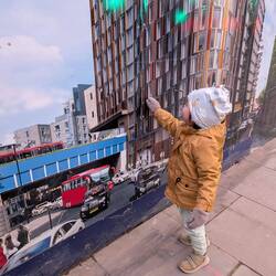 Überall, wo Autos zu sehen sind, muss Mads genauer hinsehen. Selbst bei Baustellenbannern.