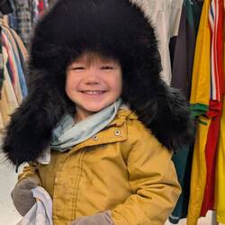 Im Vintage Market sucht Mads nach einer dezenten Frühlingsmütze.