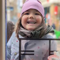 Mona freut sich auch: es gibt Babyccino!