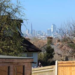 Weit im Hintergrund ragt die Stadt in die Höhe.