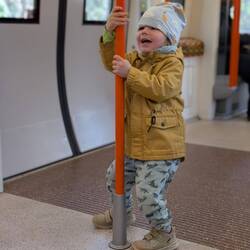 Mads entdeckt Poledance für sich.