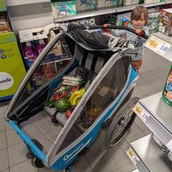 Respekt, wie zielsicher und gekonnt er unser Monster von einem Wagen durch den Supermarkt manövriert