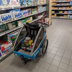 Zuhause angekommen muss erstmal der Kühlschrank befüllt werden. Mads hilft.