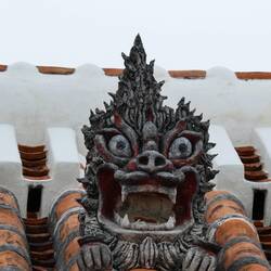 Shisa, der Löwenhund, beschützt das Haus