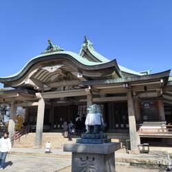 Mit Schürze. Tragen viele Statuen hier.