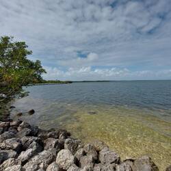 Links in weiß sieht man die Brücke die vom Visitor Center kommt.
