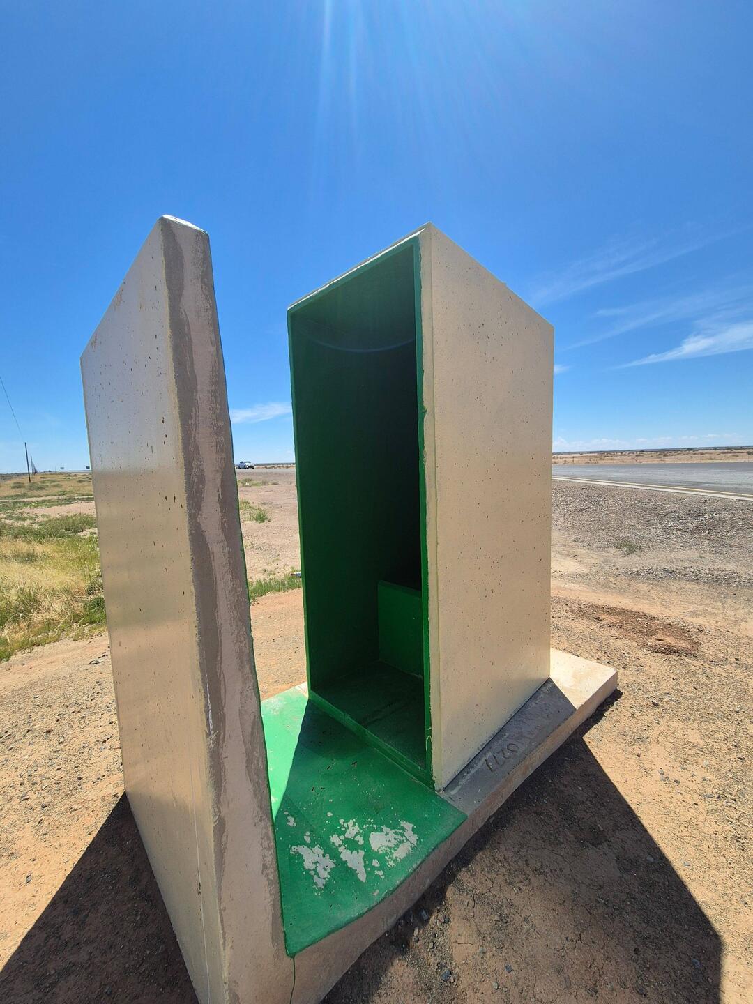 So sieht das Rastplatzklo aus. Wenigstens gut gelüftet 💩