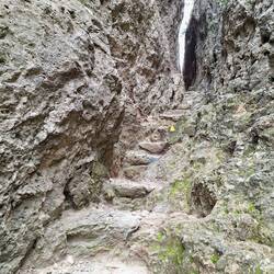 Steiler und enger Anstieg