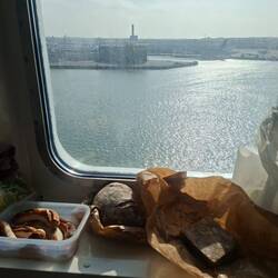 Haute gastronomie devant notre petit hublot. On n'a pas le droit d'emmener notre bouffe au bar 😂