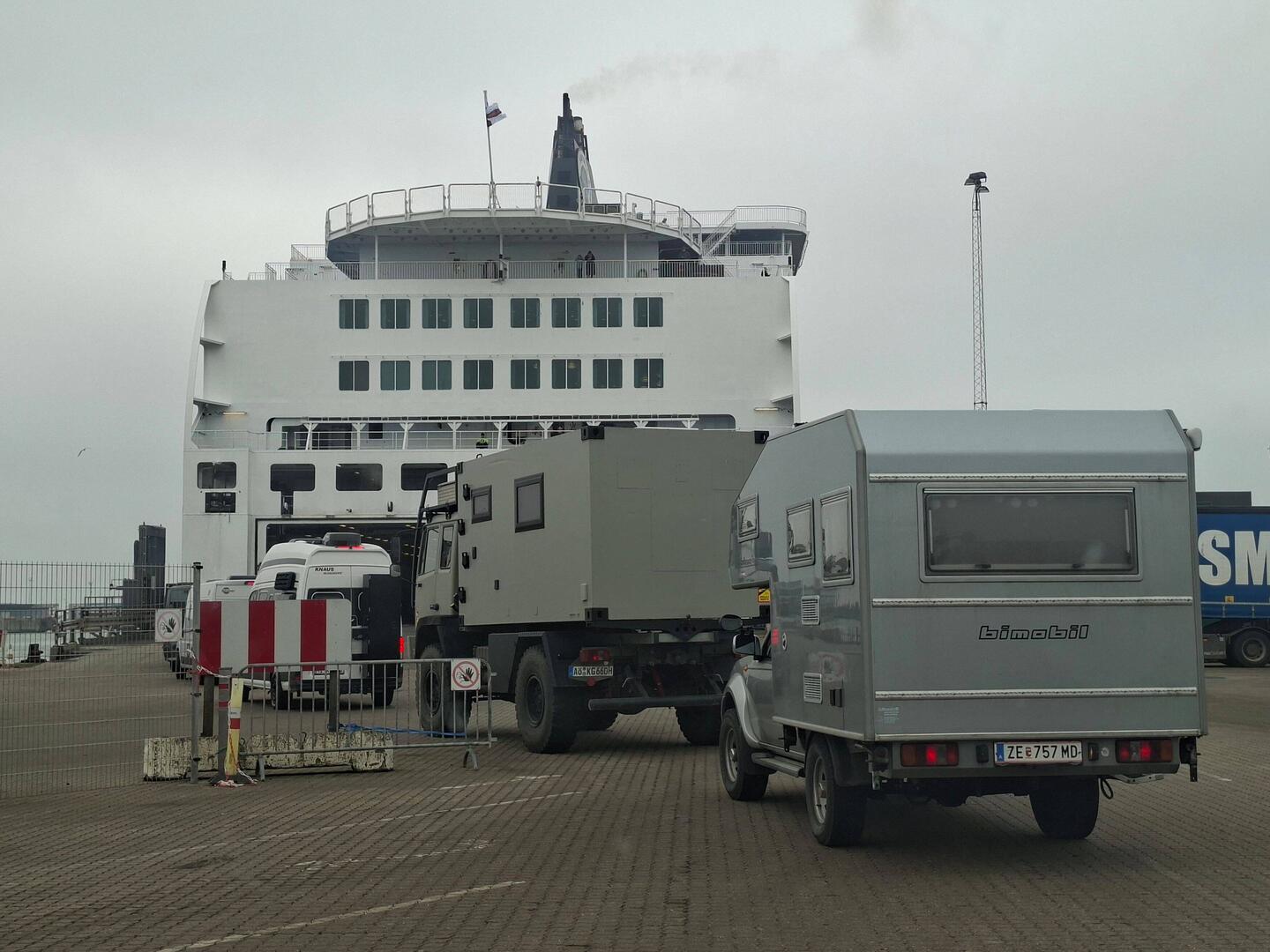 Pas mal de voitures sur le bateau, et avec nous une dizaine de "véhicules d'aventure"