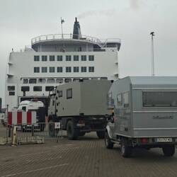 Pas mal de voitures sur le bateau, et avec nous une dizaine de "véhicules d'aventure"