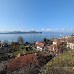 Murten mit Blick zum Mont Vully