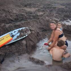 Wir bauen uns eine Badewanne am Strand