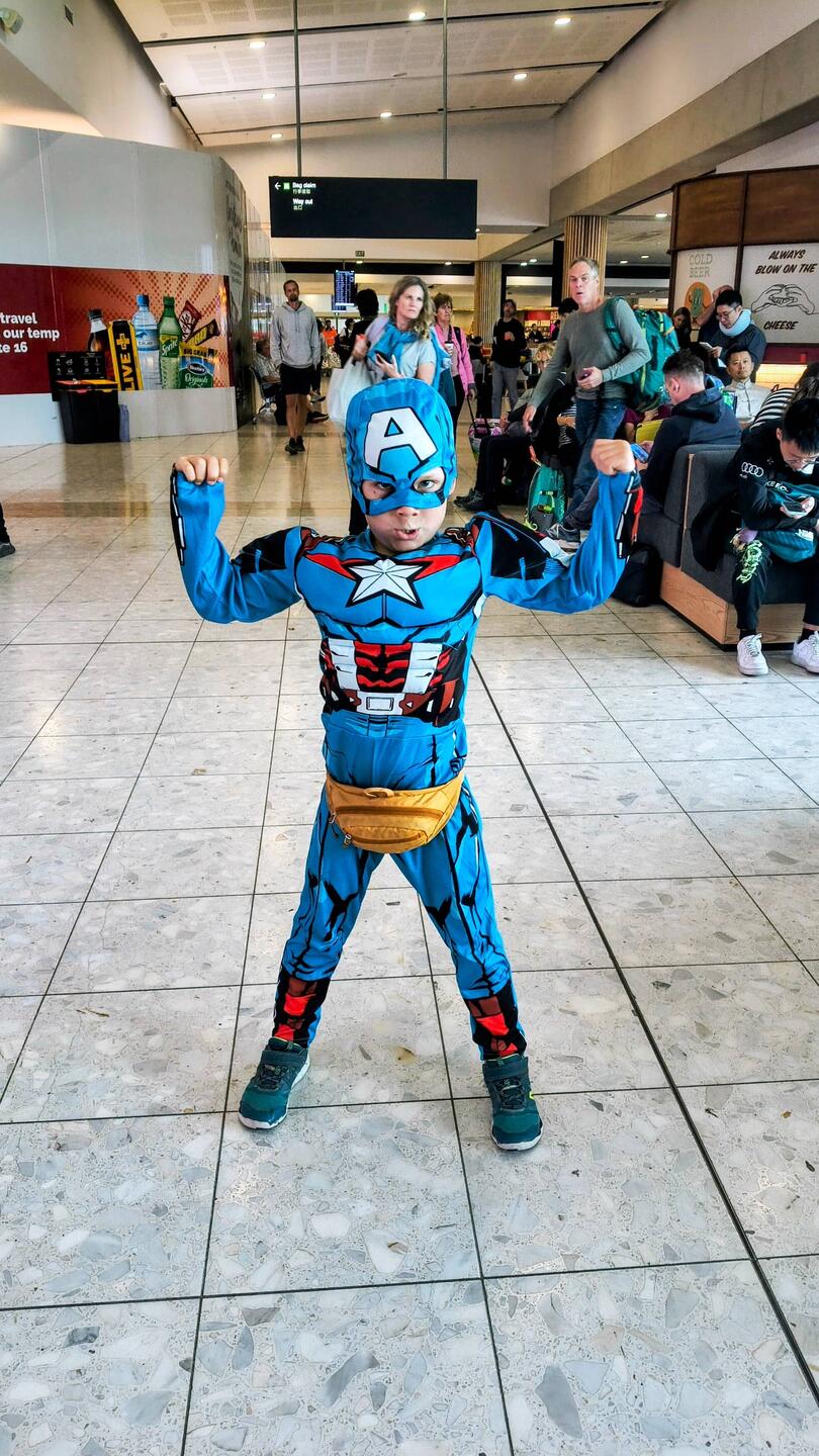 Felix Outfit auf dem Flug zur Nordinsel