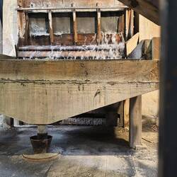 Hier wird Quarz zerkleinert, um Gold heraus zu holen