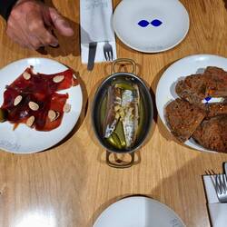 Gesalzener Thunfisch (Mojama), geräucherte Sardinen, Tomatenbrot