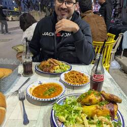 Neffe Kevin, glücklich über das gegrillte Hähnchen