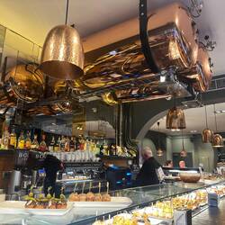 Erinnert uns vom Konzept her an das Schwarze Kameel in Wien. Unterschiede: Pinxtos aus Bilbao