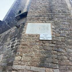 St Josep Oriol plaque on the Church of Santa Maria del Pi.