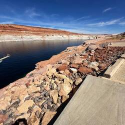Der Lake Powell, mit der Bootsrampe rechts, die kein Boot mehr wassert...