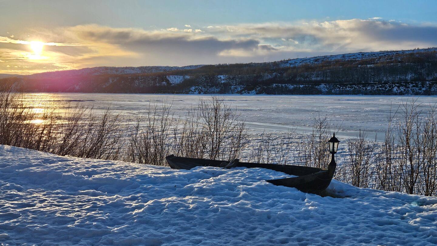 Heute Morgen kommt Besuch über den Fluss. Ein junger Elch hat diesen Fluss überquert, leider kam die