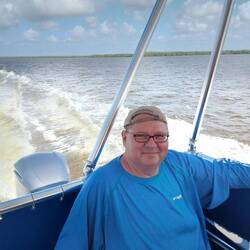 Da muß selbst das Columbia Modell die Kappe nach hinten drehen damit Sie nicht fliegen geht.