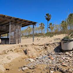 Daneben Abfluss ins Meer, ist im Sommer wieder für die Touristen unsichtbar