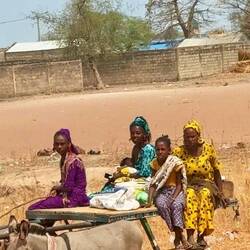 Moderne Frauen dürfen hier auch selber fahren😉
