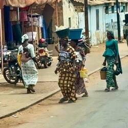 Lasten werden auf dem Kopf getragen