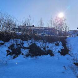 Die Hütte vom Fluss aus gesehen