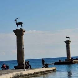 Die Hirsche symbolisieren die Stellen auf denen der Koloss stand