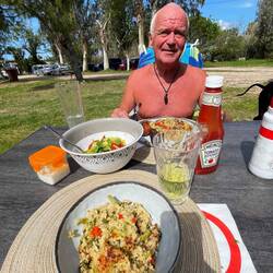 ..von gestern ist noch Grillfleisch übrig und auch Tzatziki 😋😋