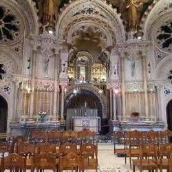 Kapelle hinter der Hauptkirche, oben die Madonna rückseitig hinter Glas