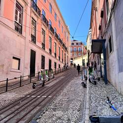 Schienen an der Talstation der Gloria Standseilbahn - hier starben in 2025 leider 16 Menschen