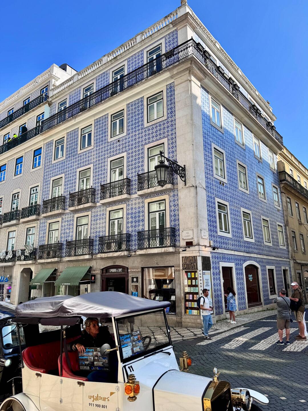 Stadtrundfahren werden in Lissabon oft mit auf alt gemachten Autos durchgeführt